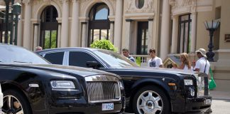 Luksusowy Rolls Royce przed hotelem