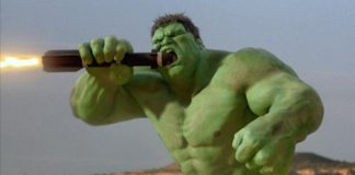 Hulk, odgryzający zapalnik pocisku, kadr z filmu