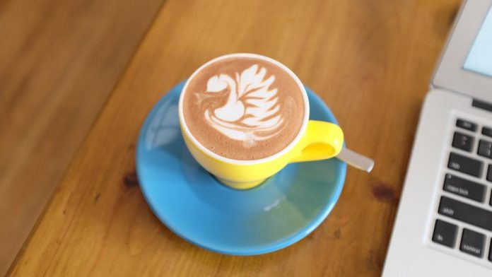 caffee art w kształcie łabędzia