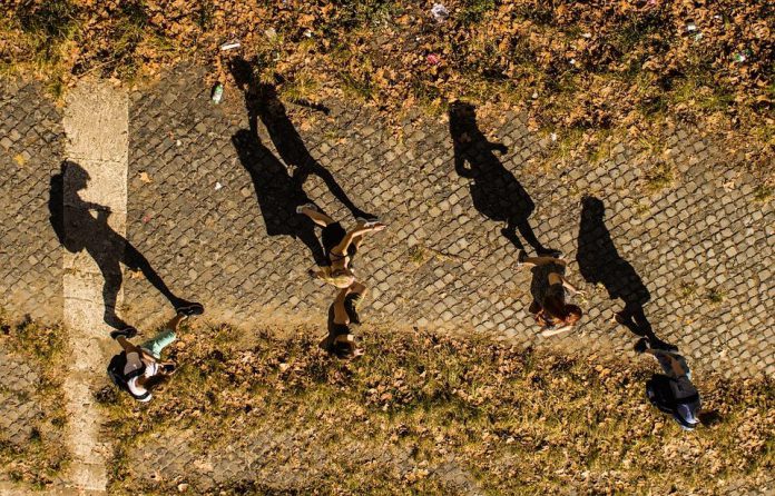 Ludzie idący chodnikiem, widok z drona