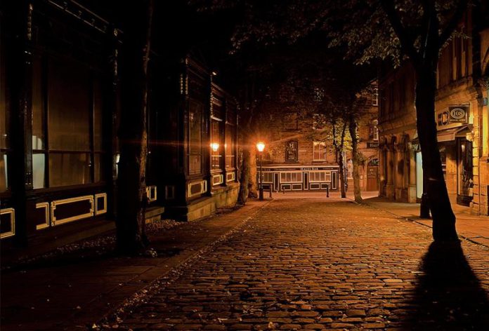 Stare miasto nocą, oswietlone przez latarnie - Quiz o małych miasteczkach Polski