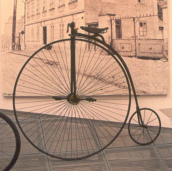 Bicykl, rower z wielkim przednim kołem, w Muzeum Škody, historia roweru, quiz