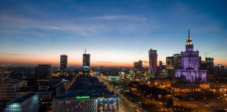 Warszawa nocą, widok z góry na centrum miasta i Pałac Kultury-quiz o historii Polski
