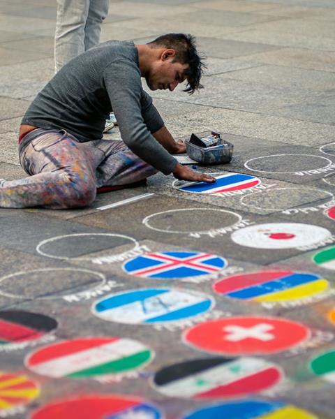 Artysta malujący chodnik-sztuka uliczna-quiz o Europie