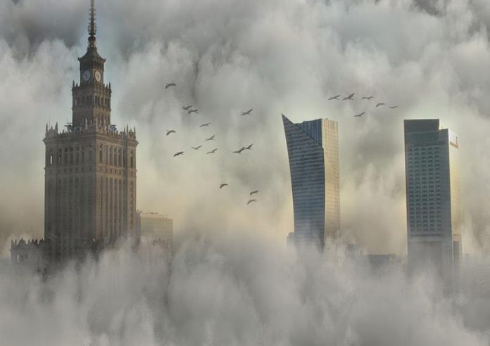 Centrum Warszawy spowite mgłą, wieżowce, Pałac Kultury i Nauki