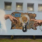 Mural inspirowany freskiem Michała Anioła-Stworzenie Adama Zespół Szkół Technicznych w Czestochowie