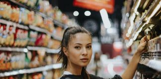 Ładna dziewczyna robiąca zakupy w sklepie