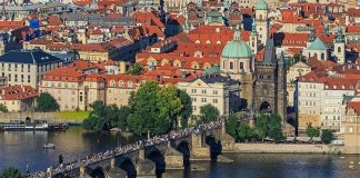 Most Karola, widok z wieży widokowej na wzgórzu Petrin, quiz o Czechach