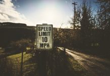 znak drogowy,ograniczenie prędkości-speed limit 10 mph